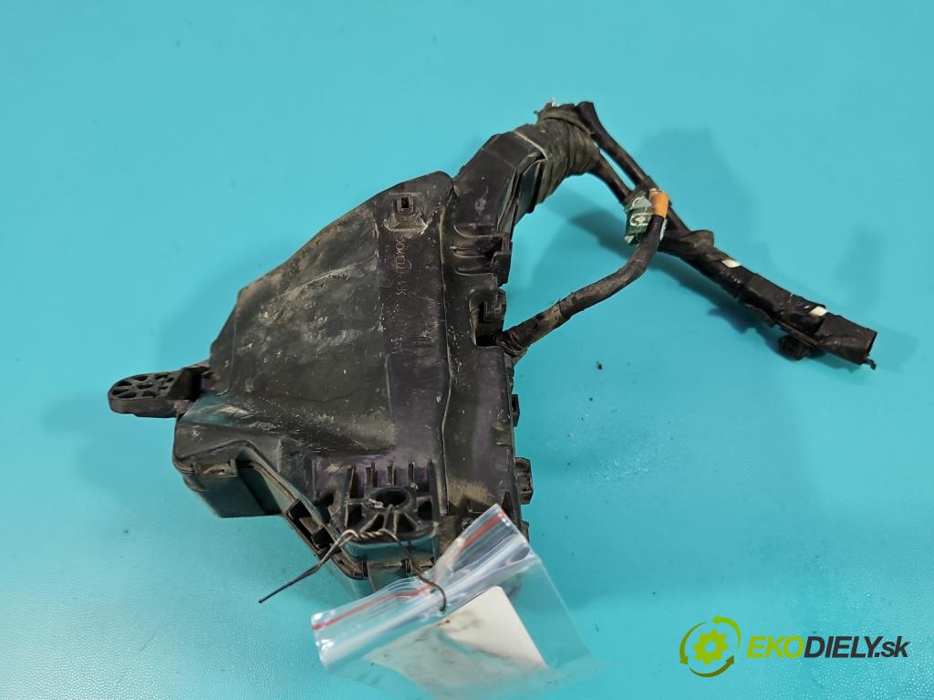 Toyota Yaris III 2011-2020 1.3 vvti 99 HP manual 73 kW 1329 cm3 5- skrinka poistka 82662-0D120 (Poistková skrinka)