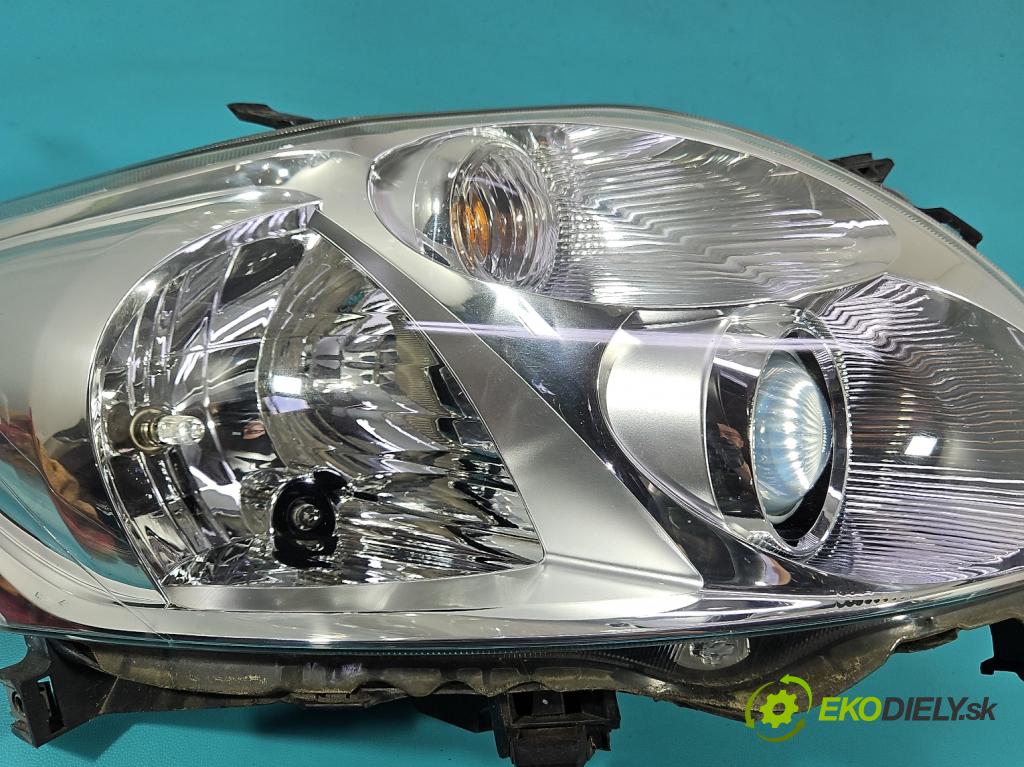Toyota Auris I 2006-2013 1.4 D4D 90 HP automatic 66 kW 1364 cm3 3- Reflektor: pravý 81130-02470 (Svetlo predné pravé)