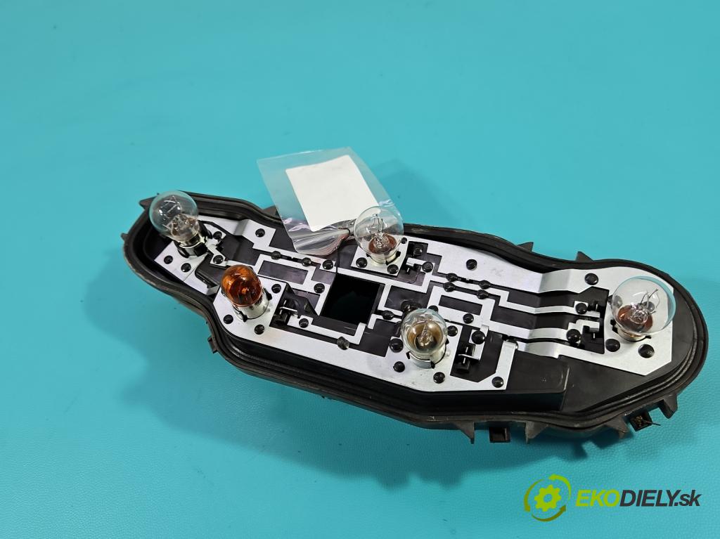 Skoda Citigo 2011-2019 1.0 MPI 75 HP manual 55 kW 999 cm3 5- svetlo / reflektor zadné pravé 1ST945258 (Kľučka dverí ostatné)