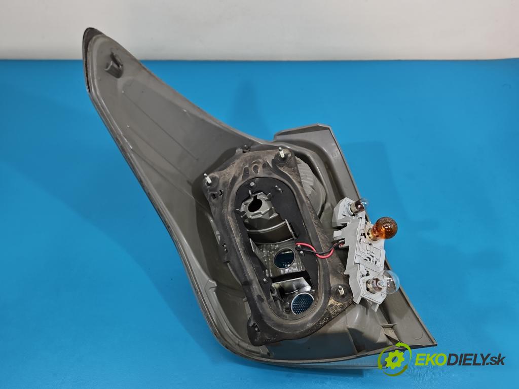 Toyota Verso 2009-2018 2.0 D4D 126 HP manual 93 kW 1998 cm3 5- svetlo / reflektor zadné pravé 81550-0F090-00 (Kľučka dverí ostatné)