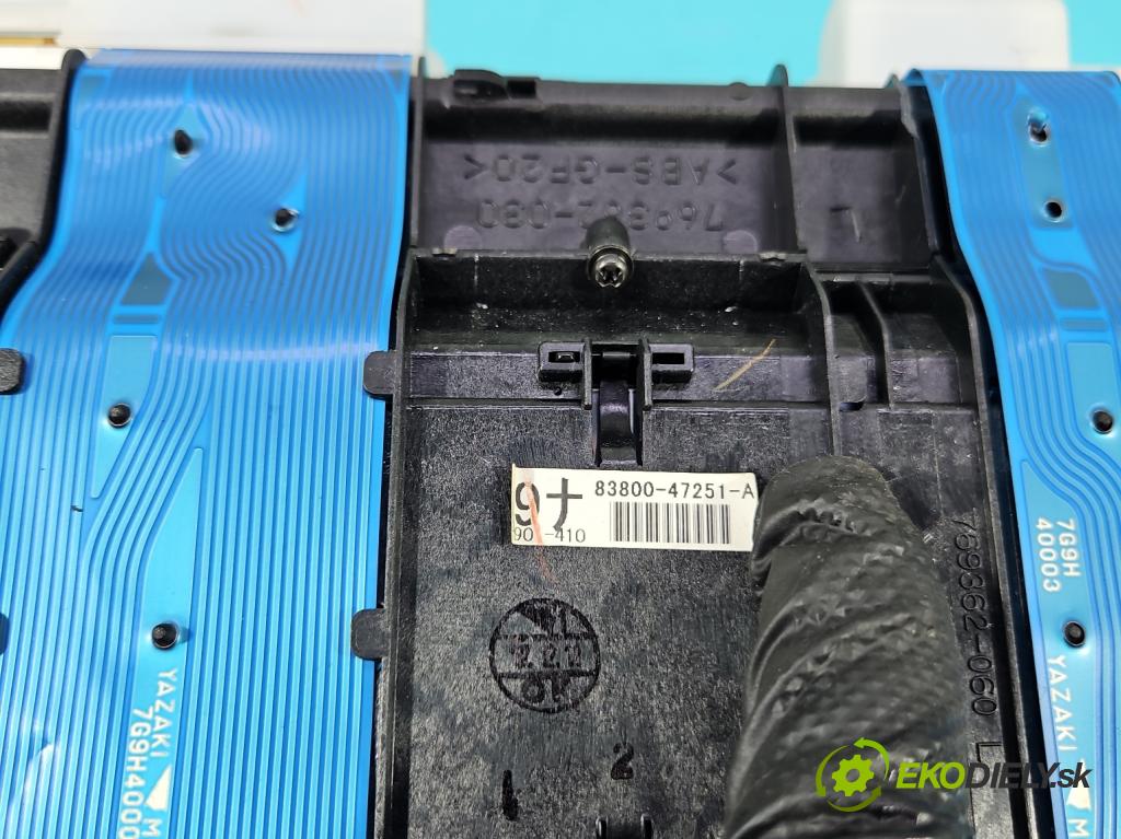 Toyota Prius II XW20 2003-2009 1.5 16V 77 HP automatic 57 kW 1497 cm3 5- prístrojovka/ budíky 83800-47251-A (Prístrojová doska)