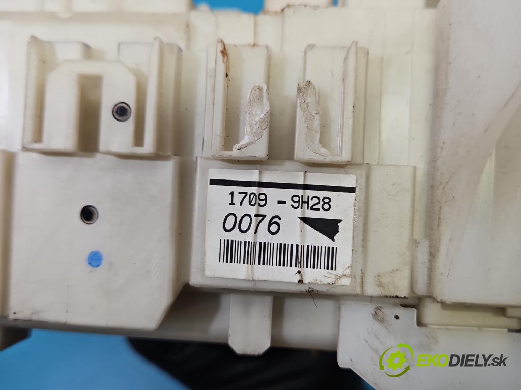 Toyota Verso 2009-2018 2.0 D4D 126 HP manual 93 kW 1998 cm3 5- skrinka poistka 82730-0F070-C (Poistková skrinka)