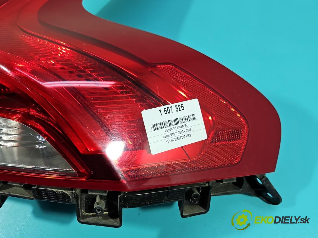 Volvo V40 II 2012-2019 1.6 T2 120 HP manual 88 kW 1596 cm3 5- svetlo / reflektor zadné pravé 31395845 (Kľučka dverí ostatné)