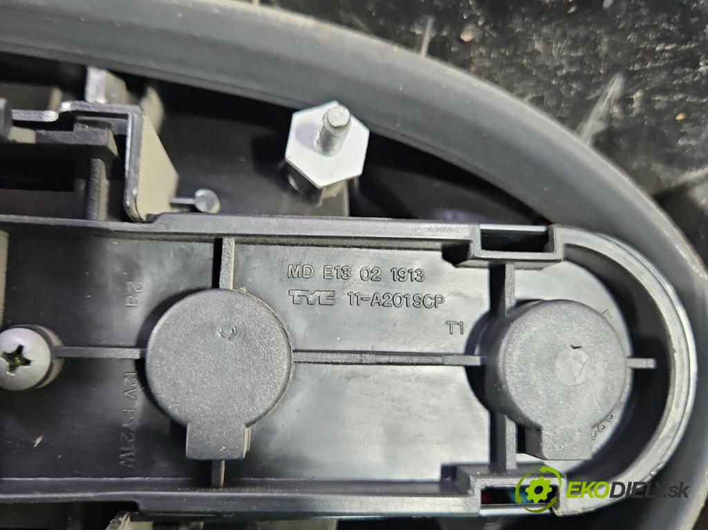 Audi A4 B5 1994-2001 1.8 T 150 HP manual 110 kW 1781 cm3 5- svetlo / reflektor zadné pravé  (Kľučka dverí ostatné)