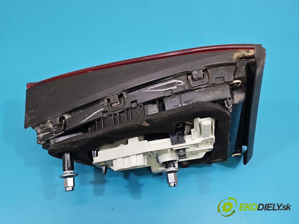Vw Jetta VI 2010-2018 2.0 tdi 110 HP manual 81 kW 1968 cm3 4- svetlo / reflektor zadné pravé 5C6945094 (Kľučka dverí ostatné)