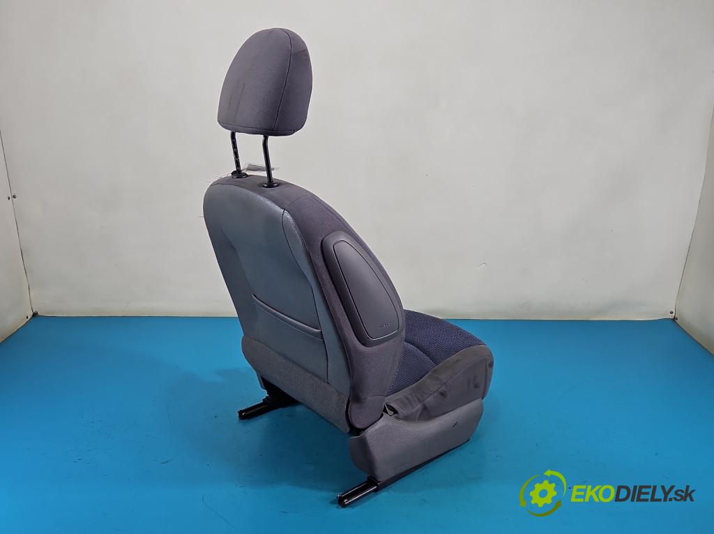 Peugeot 206 1.4 8v 75 HP manual 55 kW 1360 cm3 5- Sedačka pravý  (Sedadlo)
