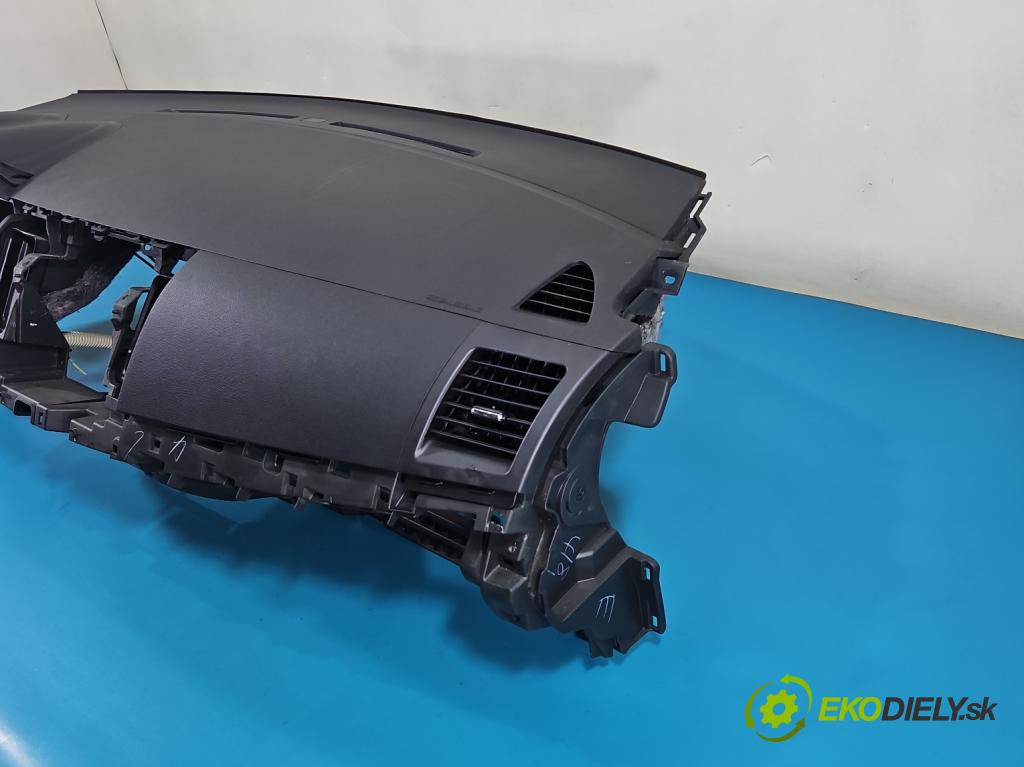 Mitsubishi Lancer VIII 2007-2016 1.8 16V 143 HP manual 105 kW 1798 cm3 5- kokpit,pristrojová doska rozdeľovacia