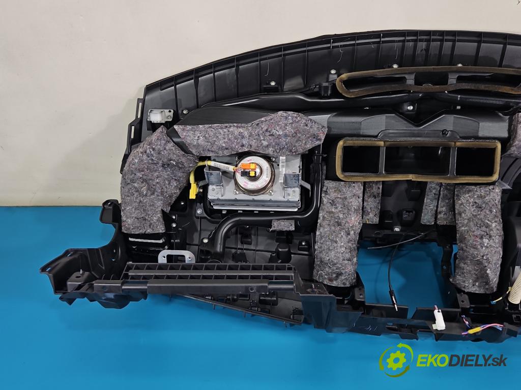 Mitsubishi Lancer VIII 2007-2016 1.8 16V 143 HP manual 105 kW 1798 cm3 5- kokpit,pristrojová doska rozdeľovacia