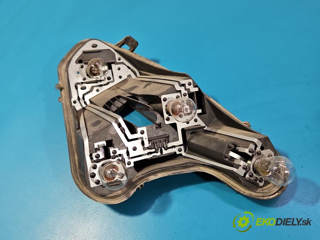Peugeot 308 I 2007-2013 1.6 16V 120 HP manual 88 kW 1598 cm3 5- svetlo / reflektor zadné ľavé blatník