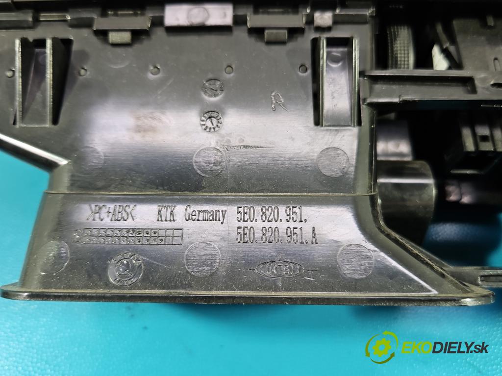 Skoda Octavia III 2013- 2.0 tdi 184hp automatic 135 kW 1968 cm3 5- Mřížka: kúrenia stredová 5E020951 (Mriežka kúrenia (fukár))