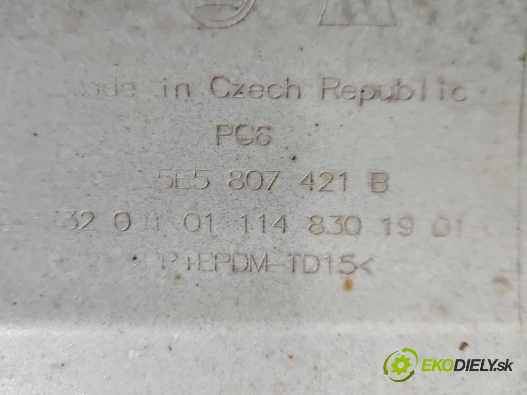 Skoda Octavia III 2013- 2.0 tdi 184 hp automatic 135 kW 1968 cm3 5- nárazník zadní 5E5807421B (Klika dveří ostatní)
