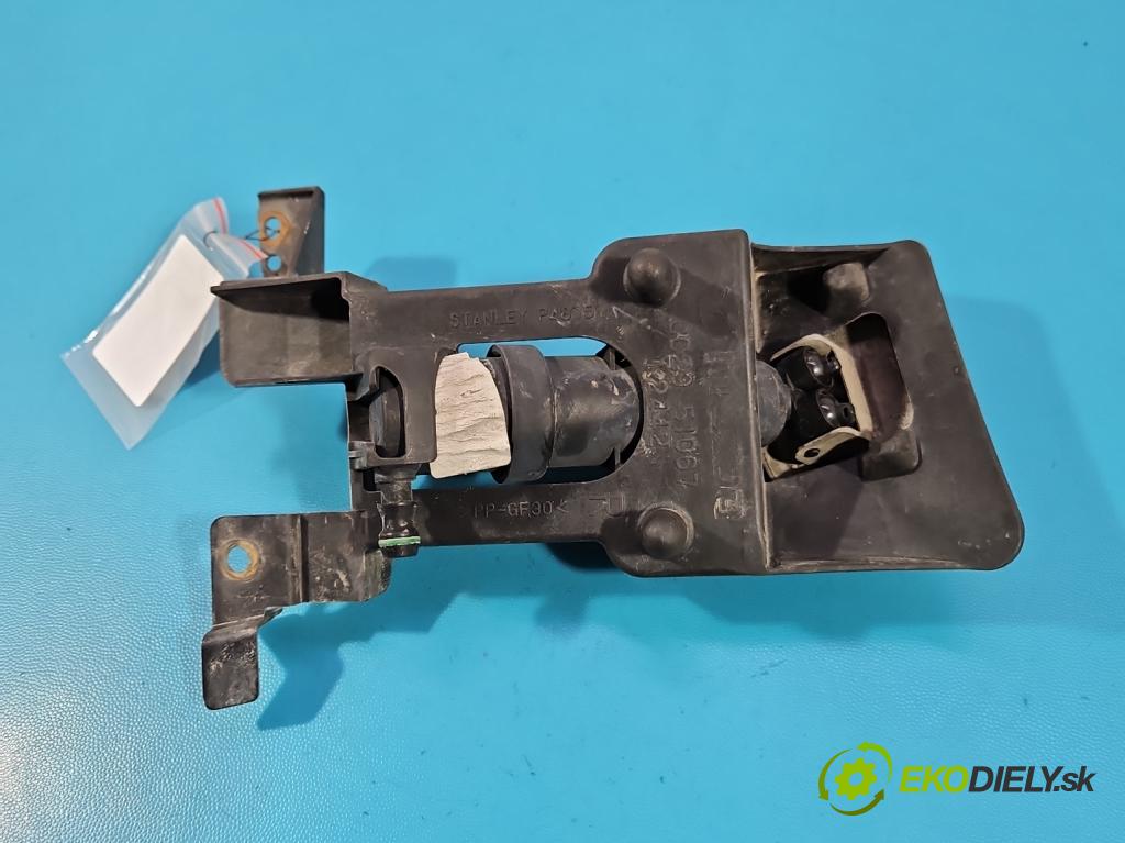 Mazda 5  2005-2010 2.0 16V 145 hp manual 107 kW 1999 cm3 5- ostřikovač reflektor: pravý CC29-51067