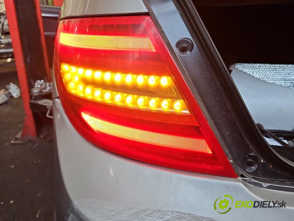 Mercedes C W204 2007-2014 2.2 CDI 136 HP automatic 100 kW 2148 cm3 4- svetlo / reflektor zadné ľavé blatník 2049060203