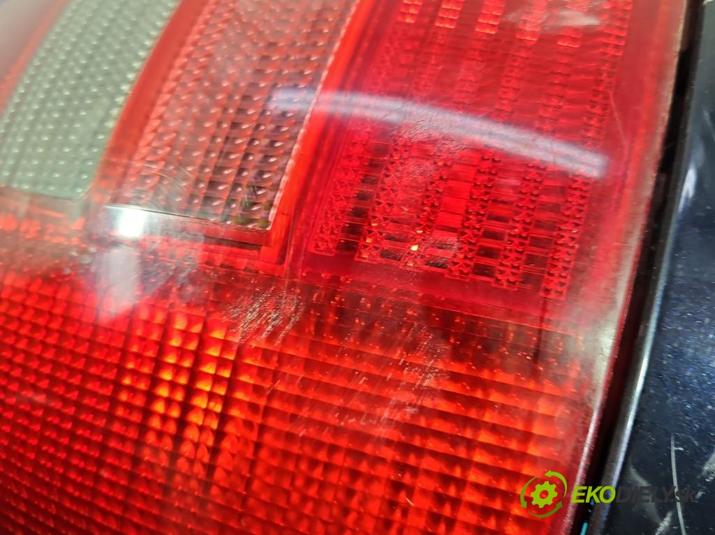 Audi A4 B5 1994-2001 1.6 8V 101 hp manual 74 kW 1595 cm3 4- světlo zadní levé blatník: 8D0945095D