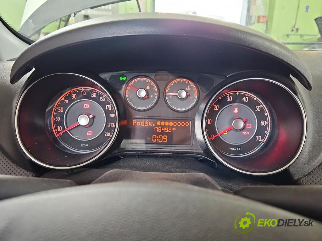 Fiat Punto Grande 1.2 8V 69KM manual 51 kW 1242 cm3 3- Přístrojová deska 51897827 (Přístrojová deska)