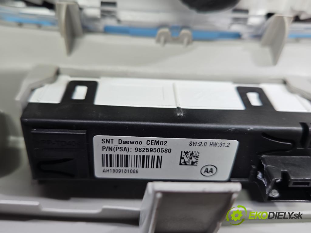 Peugeot Expert III 2016- 1.6 hdi 116 HP manual 85 kW 1560 cm3 5- svetlo / reflektor interiéra 9677821577