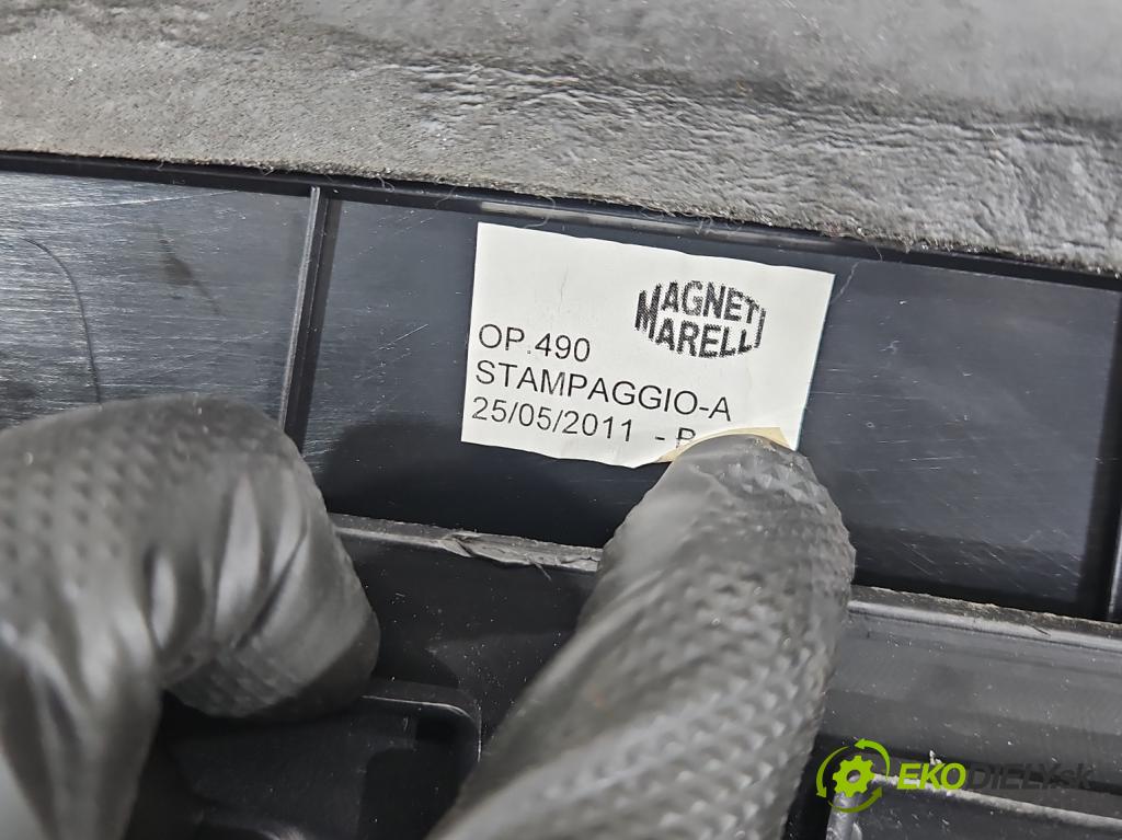Fiat Punto Grande 1.2 8V 69KM manual 51 kW 1242 cm3 3- kokpit,pristrojová doska rozdeľovacia