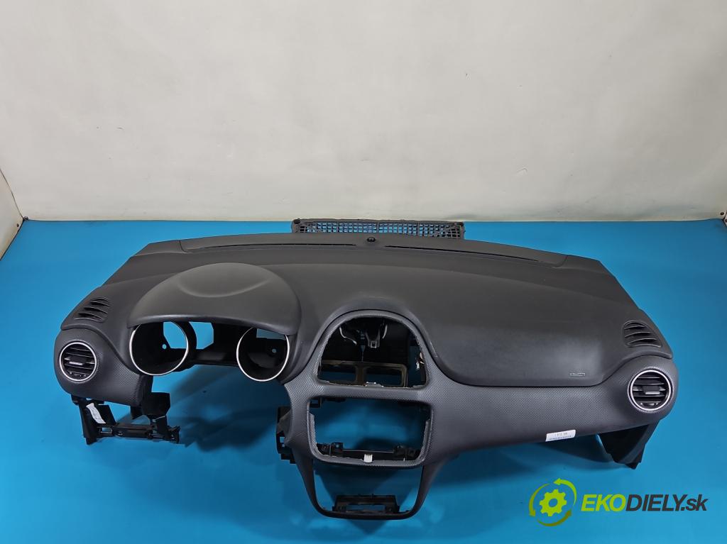 Fiat Punto Grande 1.2 8V 69KM manual 51 kW 1242 cm3 3- kokpit,pristrojová doska rozdeľovacia
