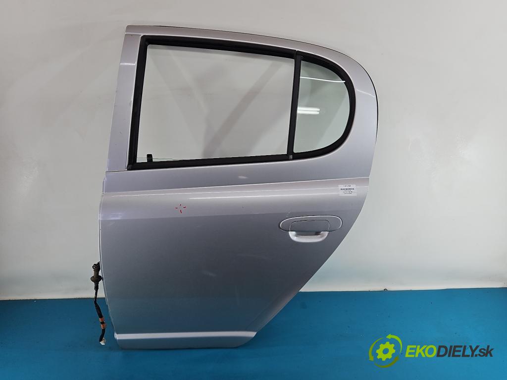 Toyota Yaris I 1999-2005 1.3 vvti 86 hp manual 63 kW 1299 cm3 5- dveře zadní levé  (Klika dveří ostatní)