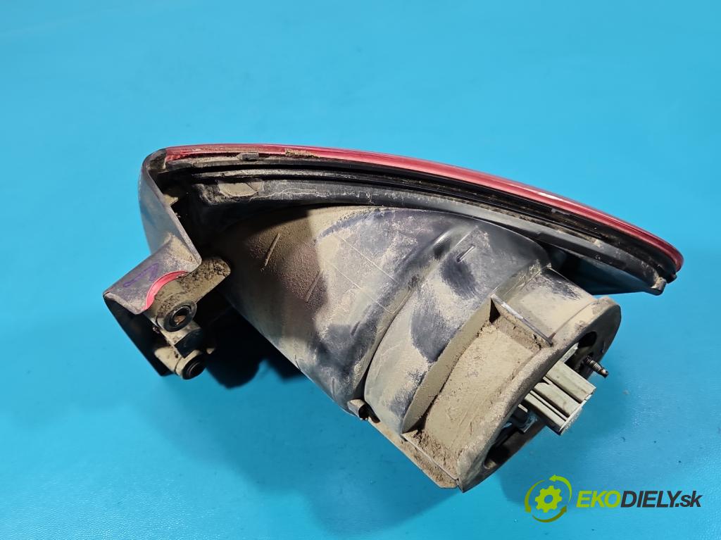 Seat Altea 1.9 tdi 105 hp manual 77 kW 1896 cm3 5- světlo zadní levé blatník: