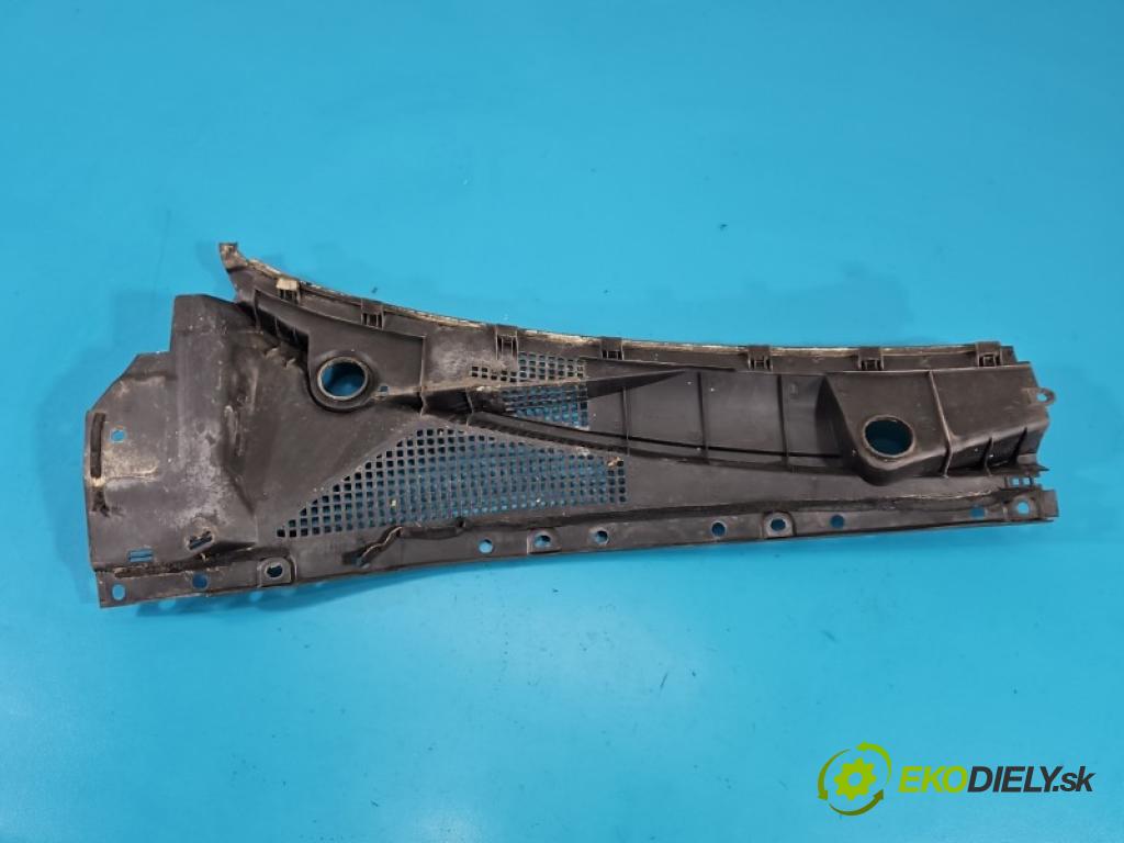 Kia Sorento I 2003-2009 3.3 V6 automatic 182 kW 3342 cm3 5- torpédo 86161-3E000 (Plast pod čelním sklem)
