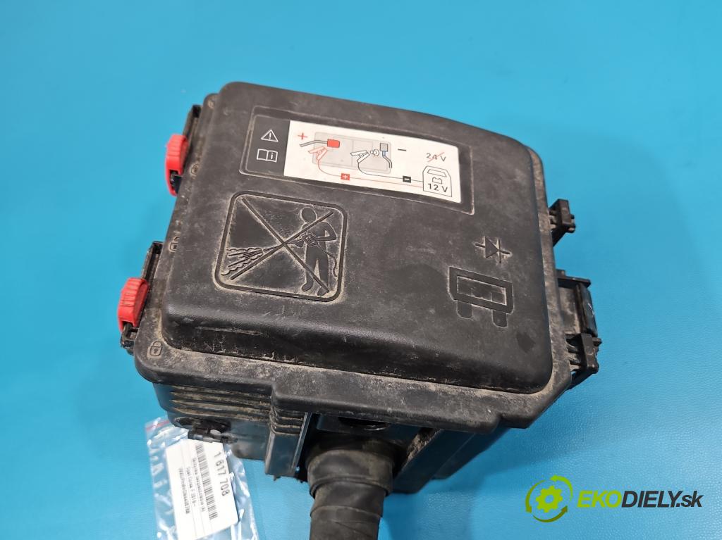 Opel Corsa F 2019- 1.2 12V 75 hp manual 55 kW 1199 cm3 5- skříňka pojistková 9824510780 (Pojistková skříňka)