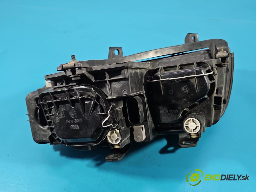 Audi A4 B6 2000-2004 1.6 8V 102 HP manual 75 kW 1595 cm3 4- Reflektor: pravý 8E0941004F (Svetlo predné pravé)