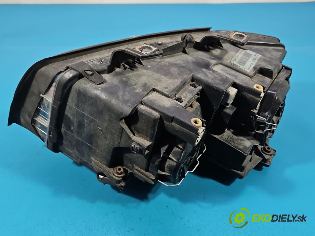 Audi A4 B6 2000-2004 1.6 8V 102 HP manual 75 kW 1595 cm3 4- Reflektor: pravý 8E0941004F (Svetlo predné pravé)