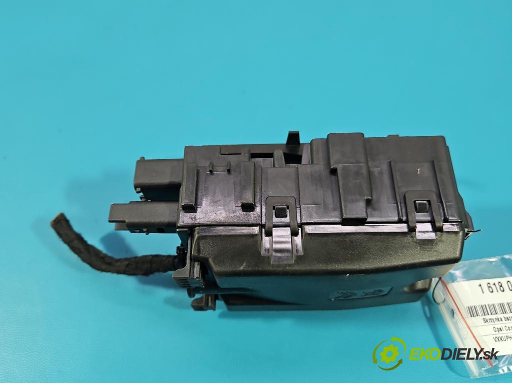 Opel Corsa F 2019- 1.2 12V 75 HP manual 55 kW 1199 cm3 5- skrinka poistka (Poistková skrinka)