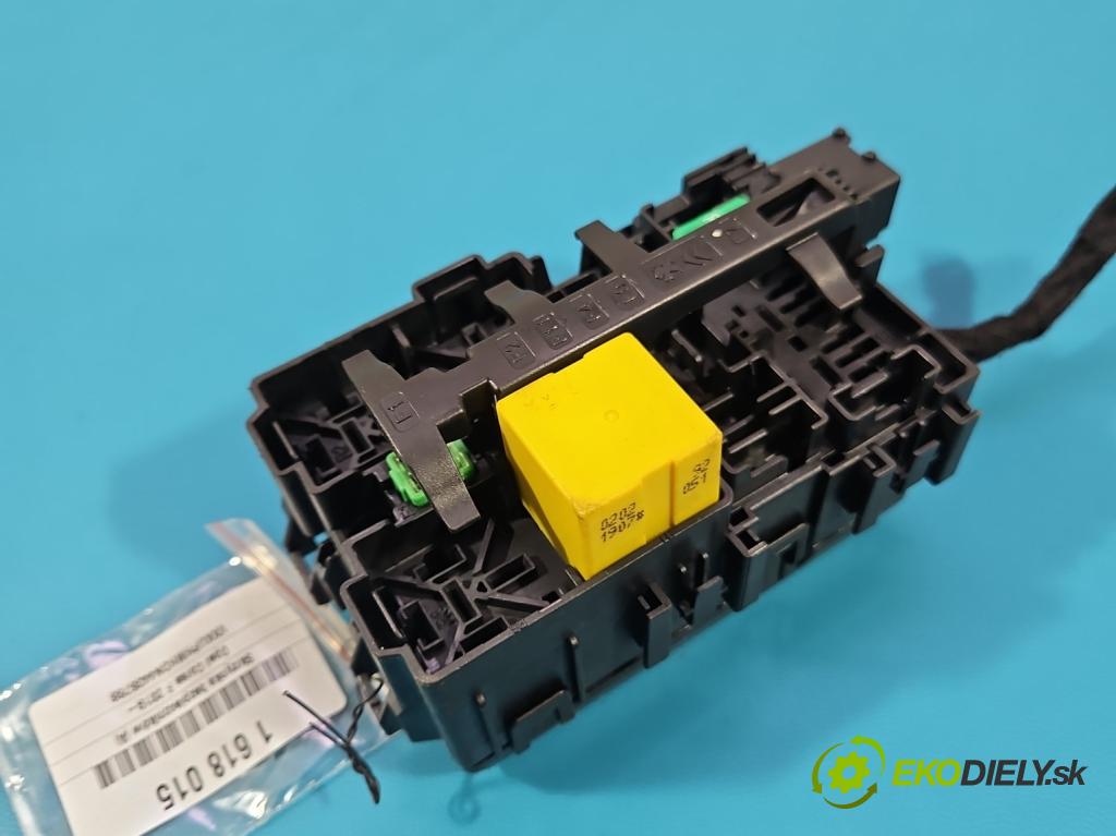 Opel Corsa F 2019- 1.2 12V 75 HP manual 55 kW 1199 cm3 5- skrinka poistka (Poistková skrinka)