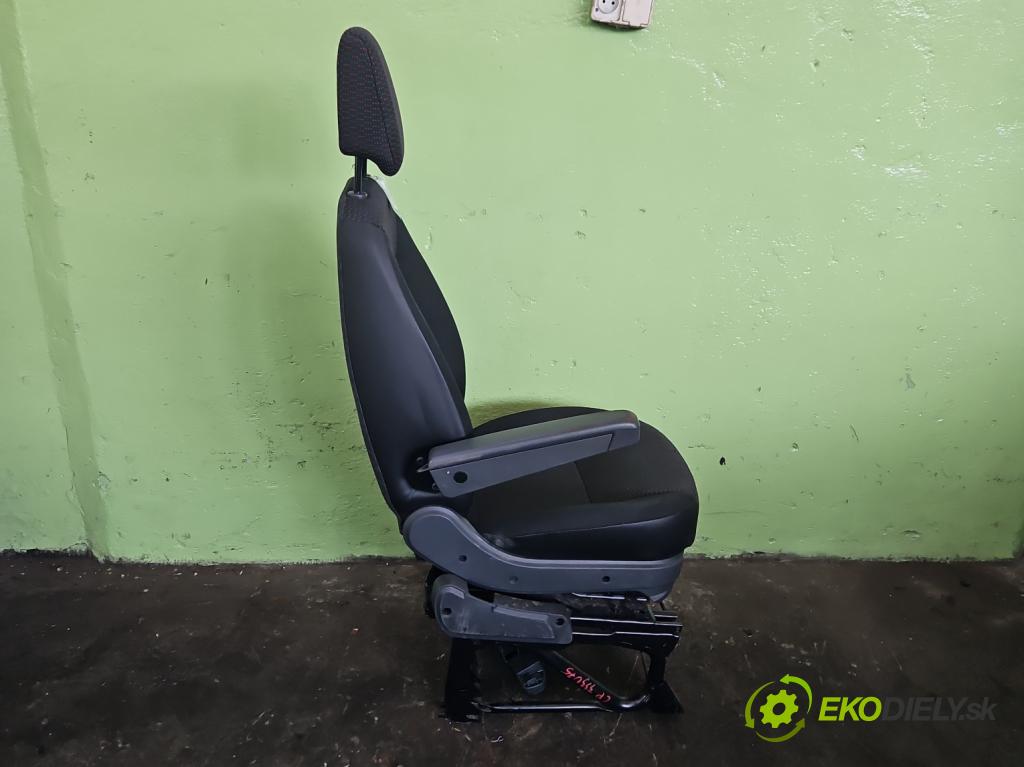 Opel Movano IV 2021- 2.2 cdti 165 HP manual 121 kW 2179 cm3 5- Sedačka ľavý (Sedadlo)