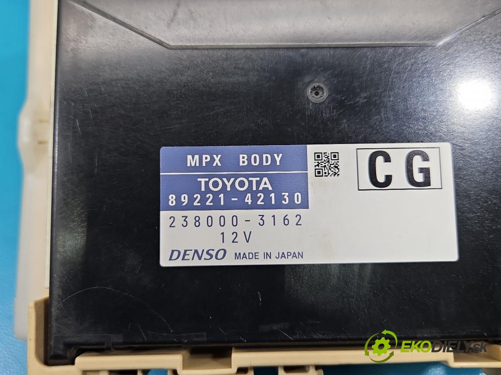 Toyota Rav4 IV 2013-2018 2.0 16V 151KM automatic 111 kW 1987 cm3 5- skříňka pojistková 89221-42130 (Pojistková skříňka)