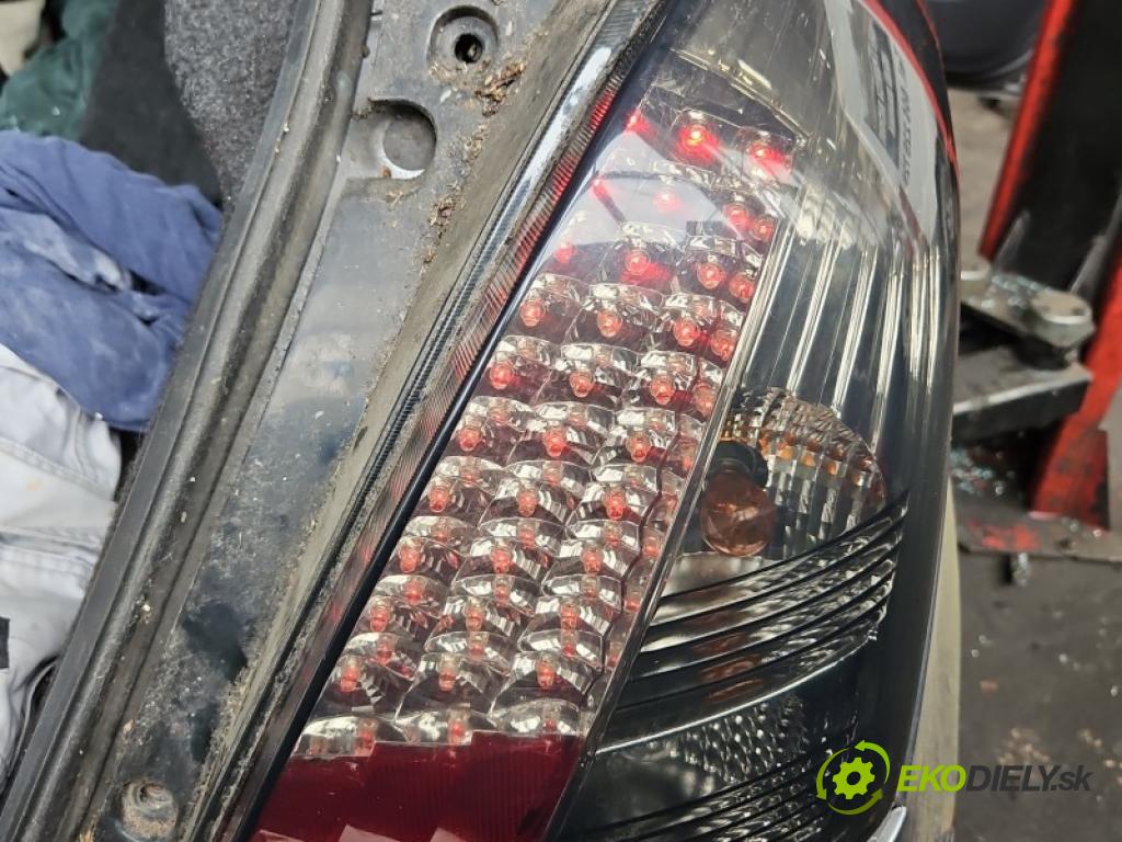 Suzuki Swift Mk6 2005-2010 1.3 16V 92 hp manual 68 kW 1328 cm3 5- světlo zadní levé blatník: