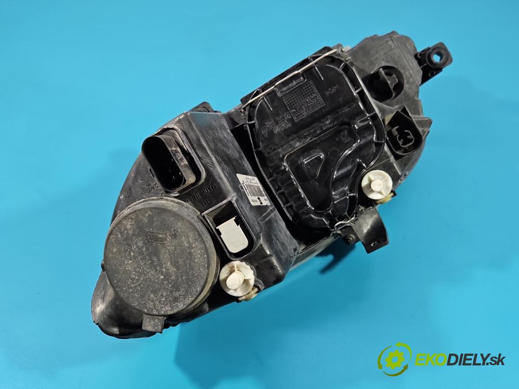 Seat Leon II 2005-2012 1.6 8V 102 HP manual 75 kW 1595 cm3 5- Reflektor: pravý 5P1941030C (Svetlo predné pravé)