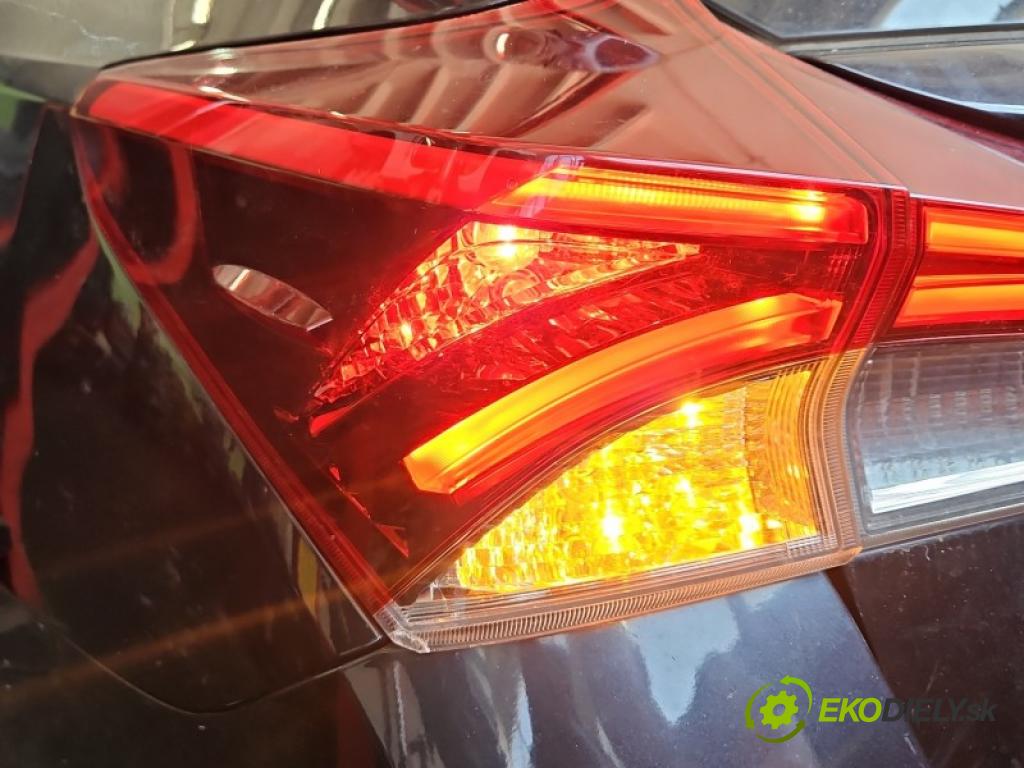 Toyota Auris II 2012-2018 1.6 16V 132  HP manual 97 kW 1598 cm3 5- svetlo / reflektor zadné ľavé blatník 