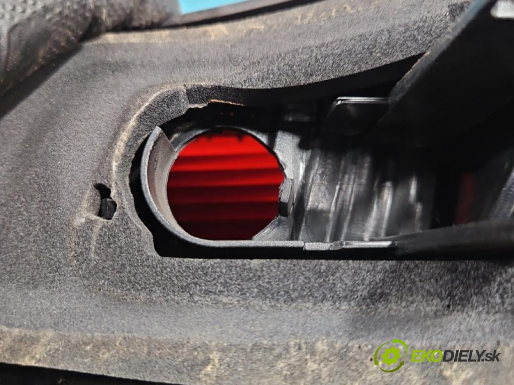 Volvo V50 1.8 16V 125 hp manual 92 kW 1798 cm3 5- světlo zadní levé blatník: 30698918