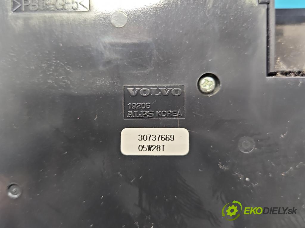 Volvo V50 1.8 16V 125 hp manual 92 kW 1798 cm3 5- palubní deska panel topení 30737669