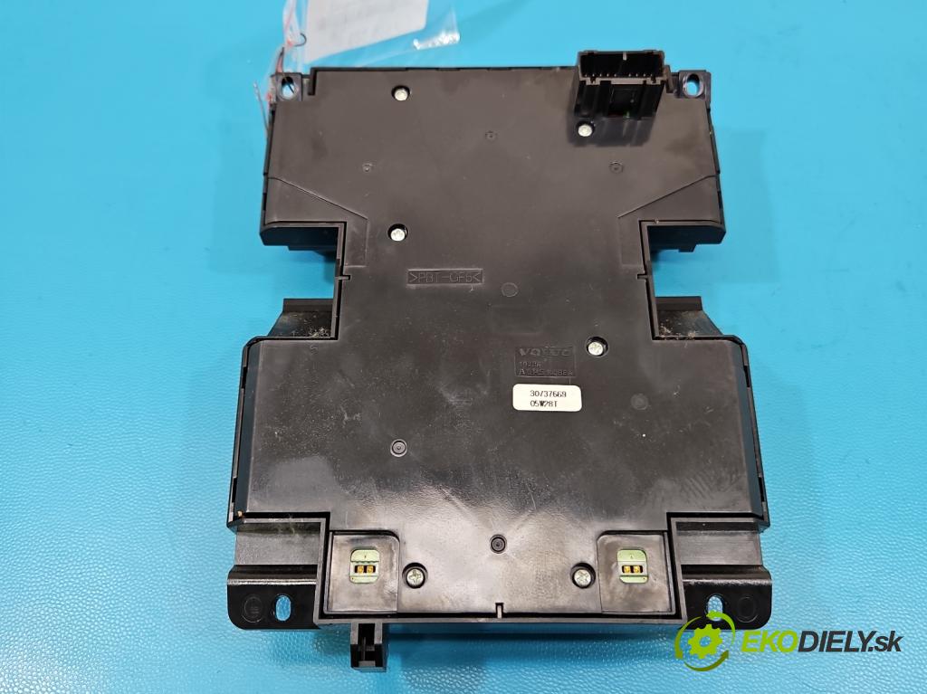 Volvo V50 1.8 16V 125 hp manual 92 kW 1798 cm3 5- palubní deska panel topení 30737669