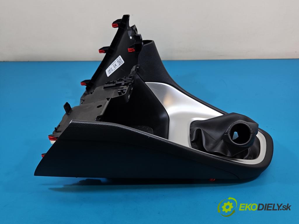 Toyota Yaris IV 2020- 1.5 12V 125 HP manual 92 kW 1490 cm3 5- kryt plast 58811-0D180