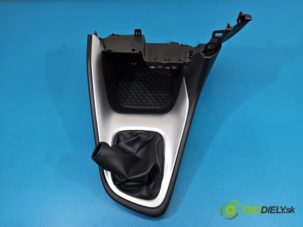 Toyota Yaris IV 2020- 1.5 12V 125 HP manual 92 kW 1490 cm3 5- kryt plast 58811-0D180