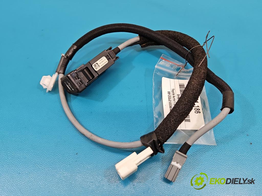 Toyota Auris II 2012-2018 1.6 16V 132  HP manual 97 kW 1598 cm3 5- zásuvka USB 86190-0D030