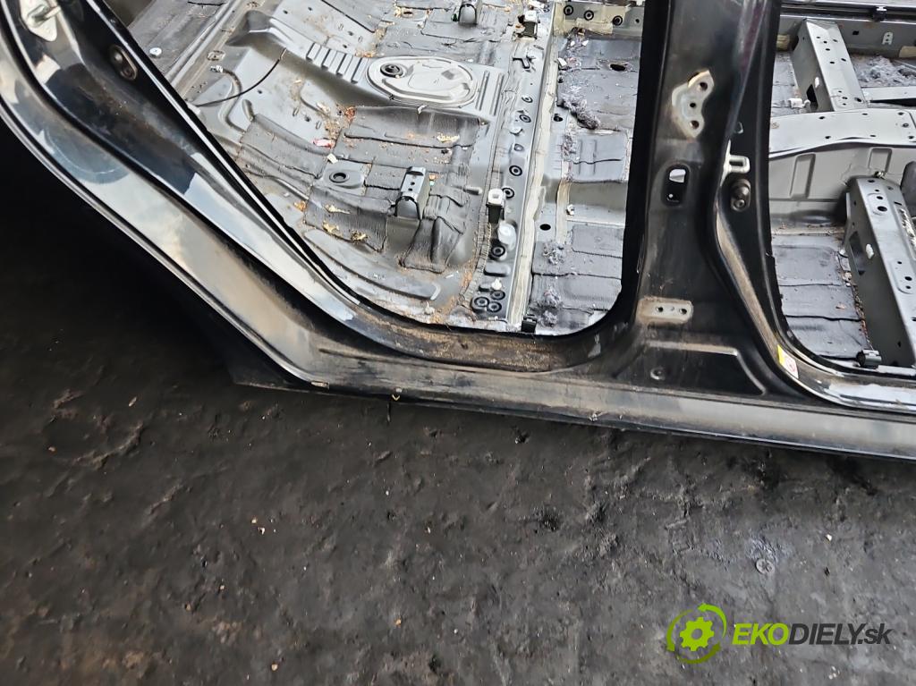 Toyota Auris II 2012-2018 1.6 16V 132 hp manual 97 kW 1598 cm3 5- práh pravý  (Karoserie ostatní)