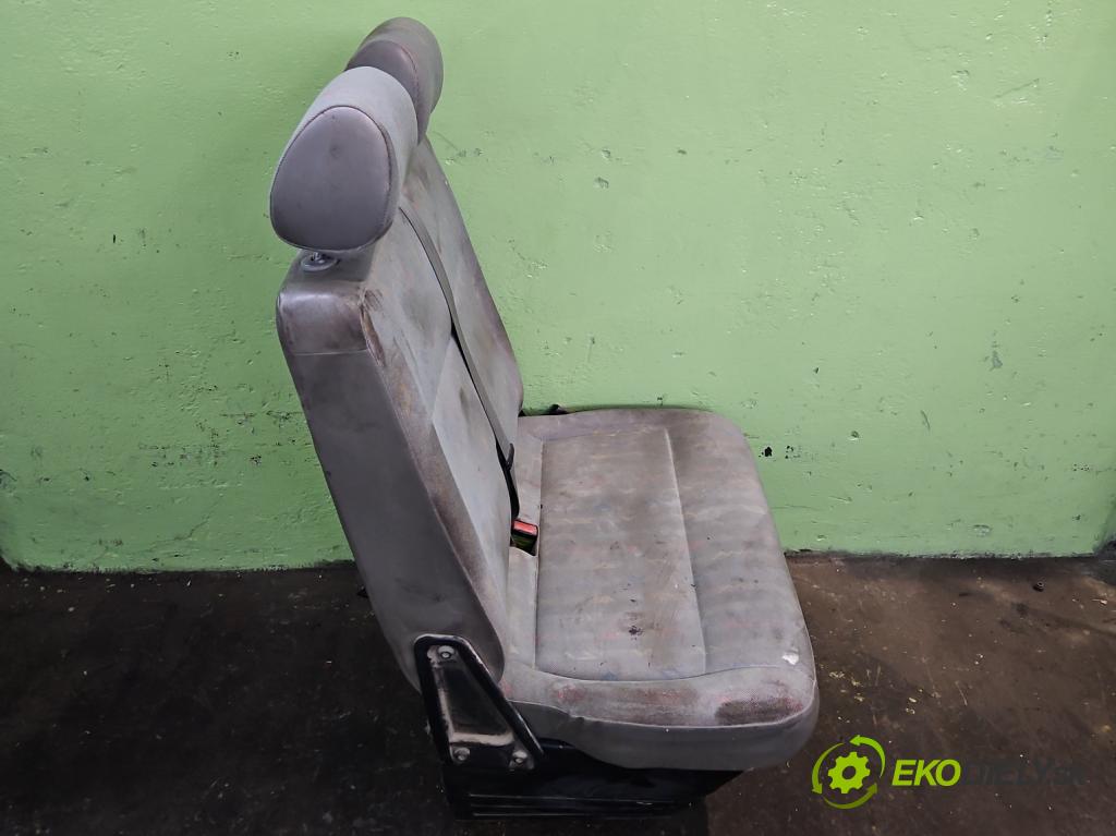 Vw Transporter T5 2003-2015 1.9 tdi 86 hp manual 63 kW 1896 cm3 5- Sedadlo pravý  (Sedadlo)