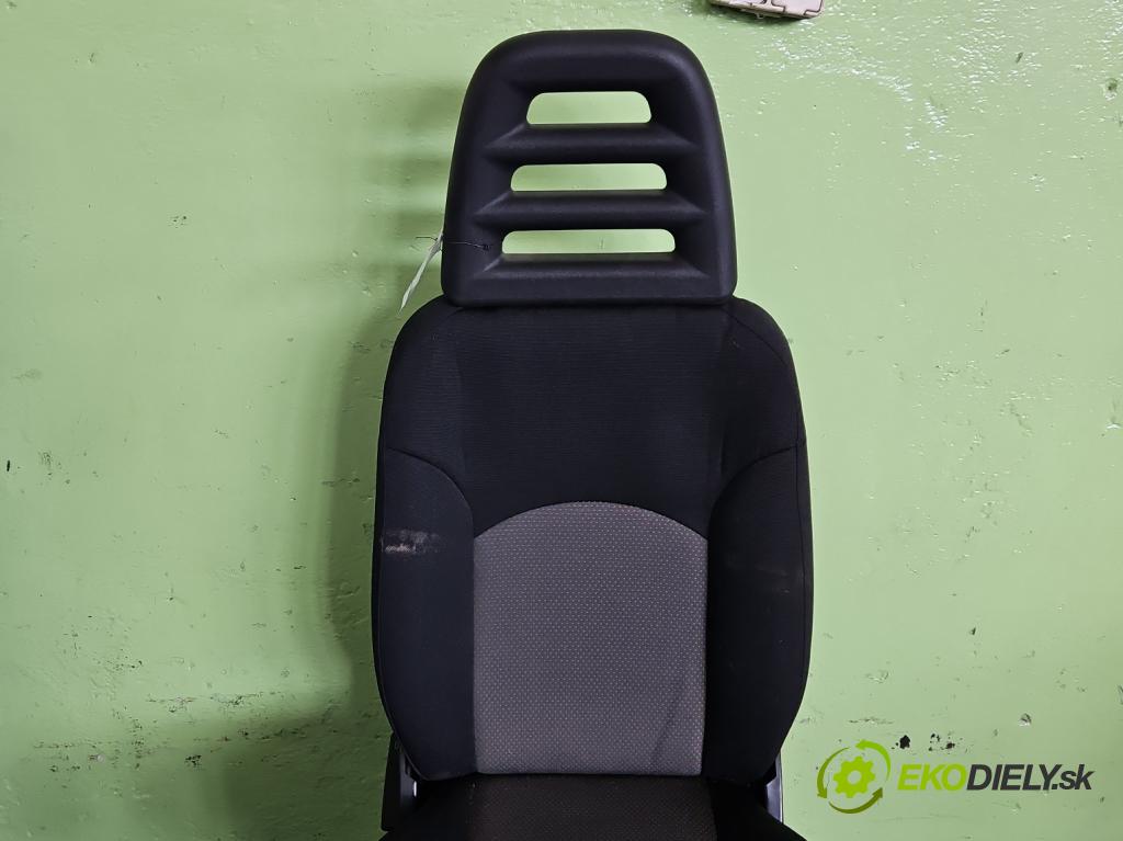 Iveco Daily IV 2006-2014 3.0 HPI 170 HP manual 125 kW 2998 cm3 5- Sedačka pravý  (Sedadlo)