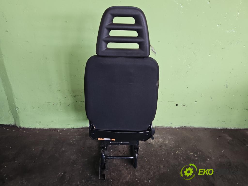 Iveco Daily IV 2006-2014 3.0 HPI 170 HP manual 125 kW 2998 cm3 5- Sedačka pravý  (Sedadlo)
