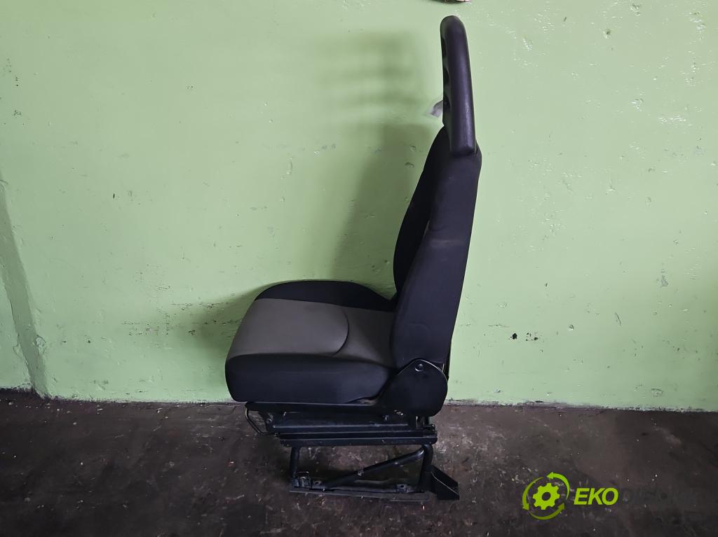 Iveco Daily IV 2006-2014 3.0 HPI 170 HP manual 125 kW 2998 cm3 5- Sedačka pravý  (Sedadlo)