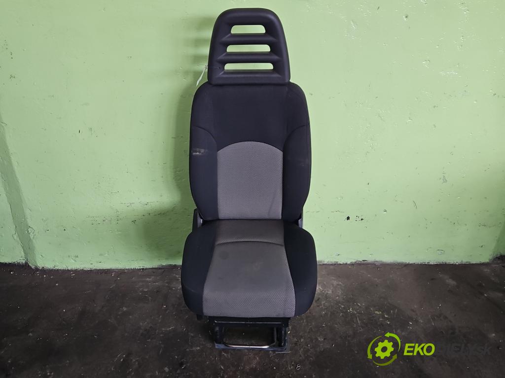 Iveco Daily IV 2006-2014 3.0 HPI 170 HP manual 125 kW 2998 cm3 5- Sedačka pravý  (Sedadlo)