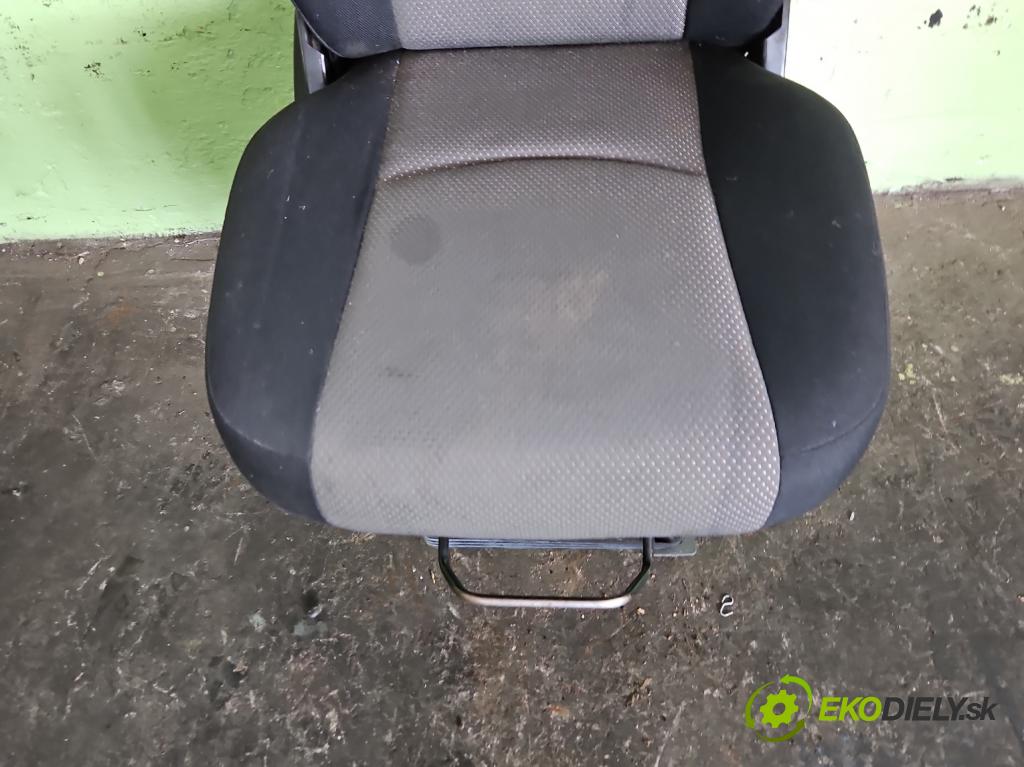 Iveco Daily IV 2006-2014 3.0 HPI 170 HP manual 125 kW 2998 cm3 5- Sedačka pravý  (Sedadlo)