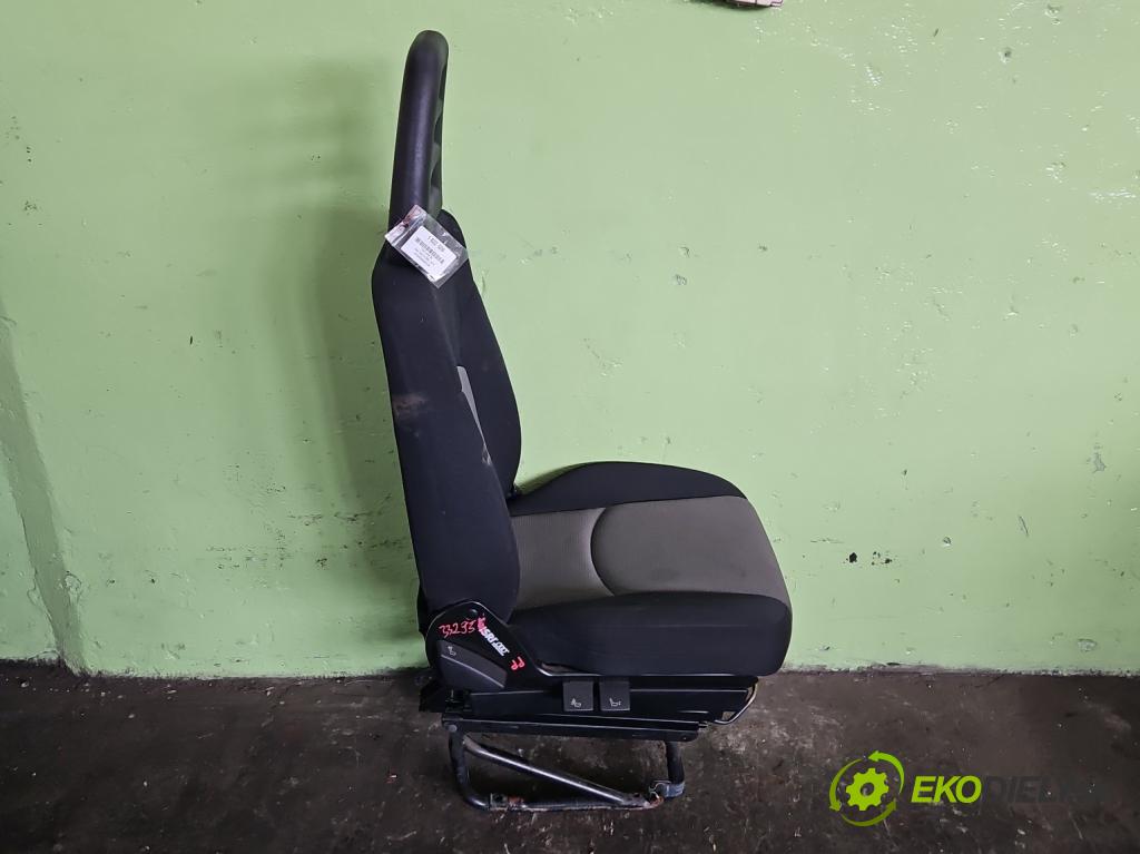 Iveco Daily IV 2006-2014 3.0 HPI 170 HP manual 125 kW 2998 cm3 5- Sedačka pravý  (Sedadlo)