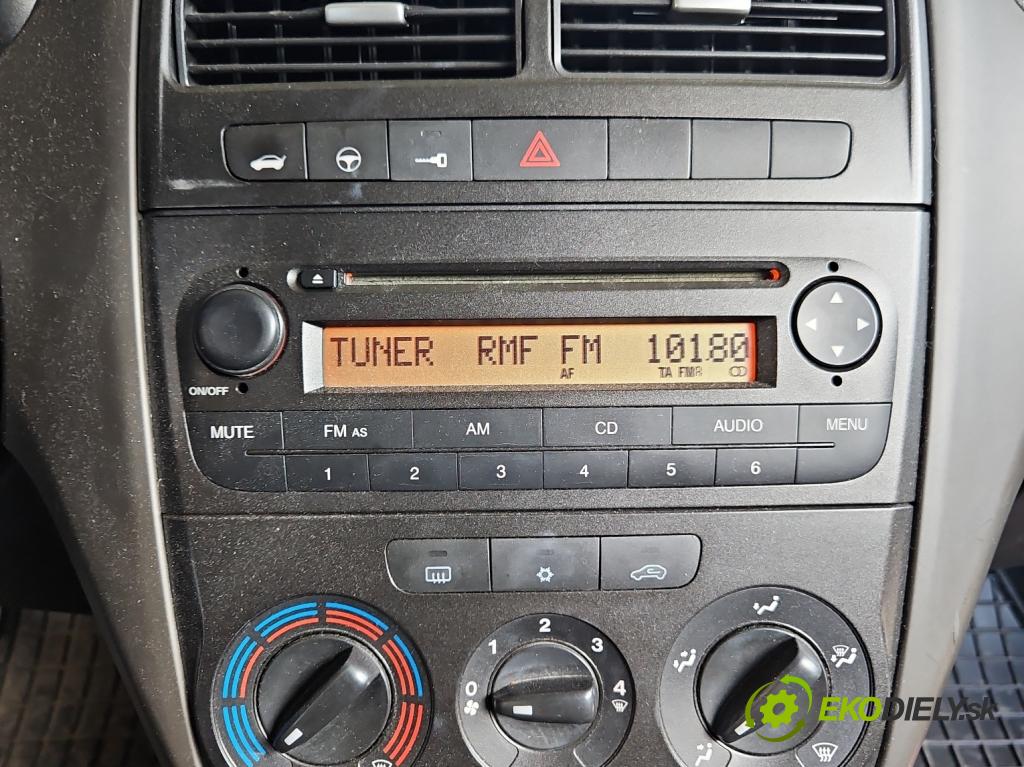 Fiat Punto Grande 1.4 8V 350A1000 77 HP manual 57 kW 1368 cm3 3- Radio originál 9.18453-8751
